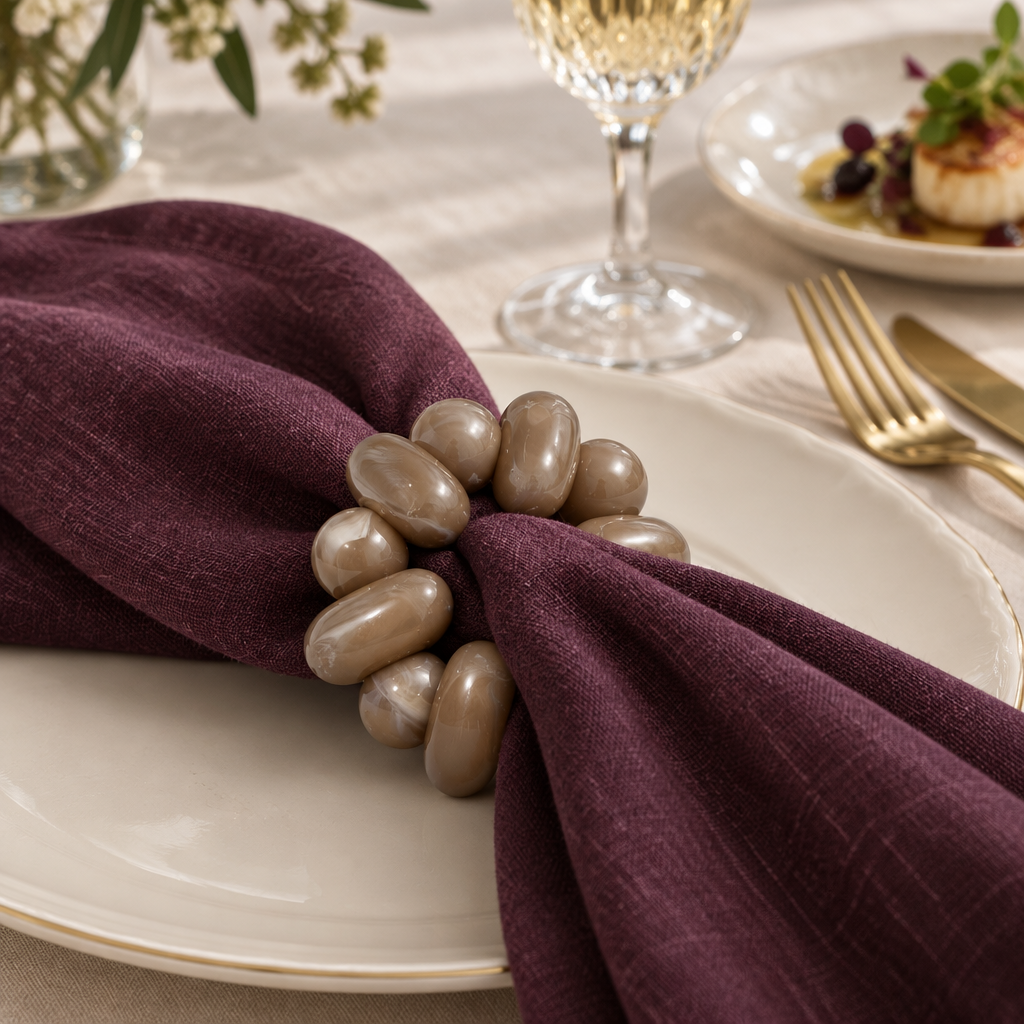 Aro Veneza beige con servilleta ciruela en una mesa elegante