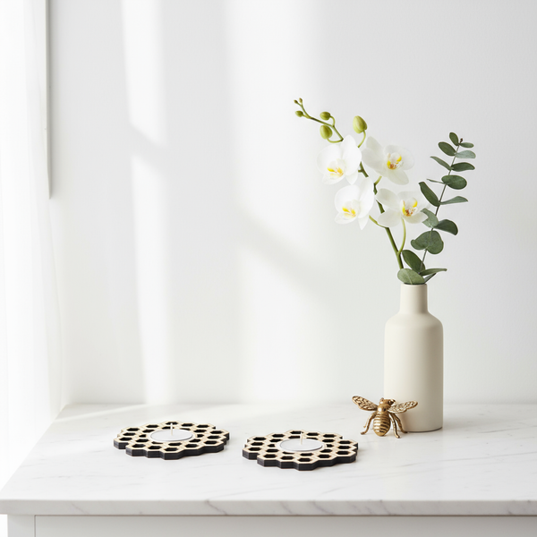 Candelabros Bee dorado y blanco ambientados - estilo moderno minimalista