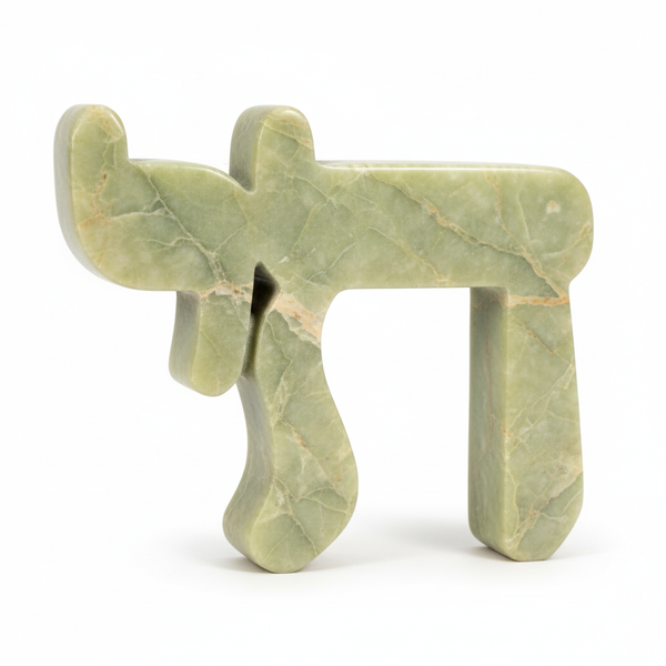 Chai Sculpture Citrine Green con fondo blanco