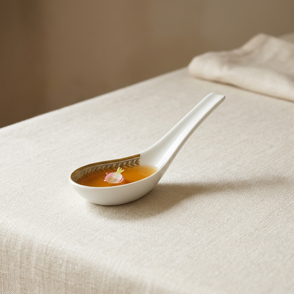 Constance Chinese Spoon ambientada con caldo