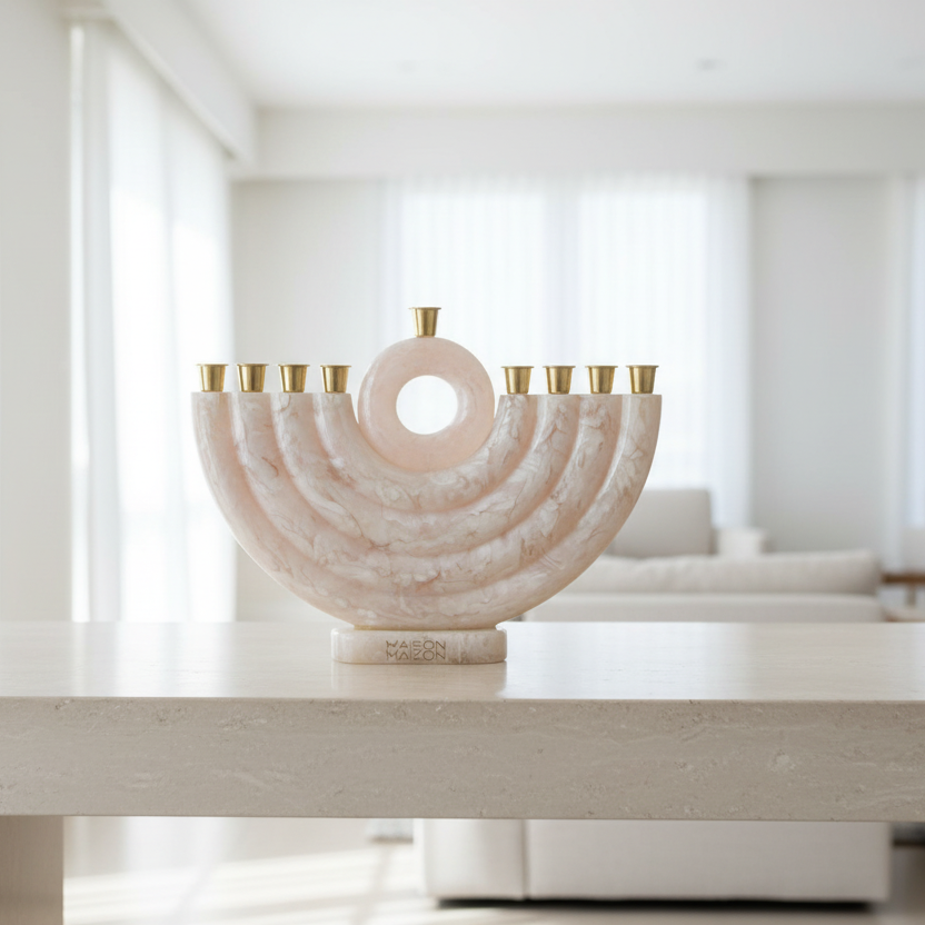 Menorah ambientada con luz natural