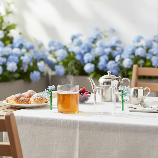 Mugs Botanica con flores azul claro - ambientación terraza