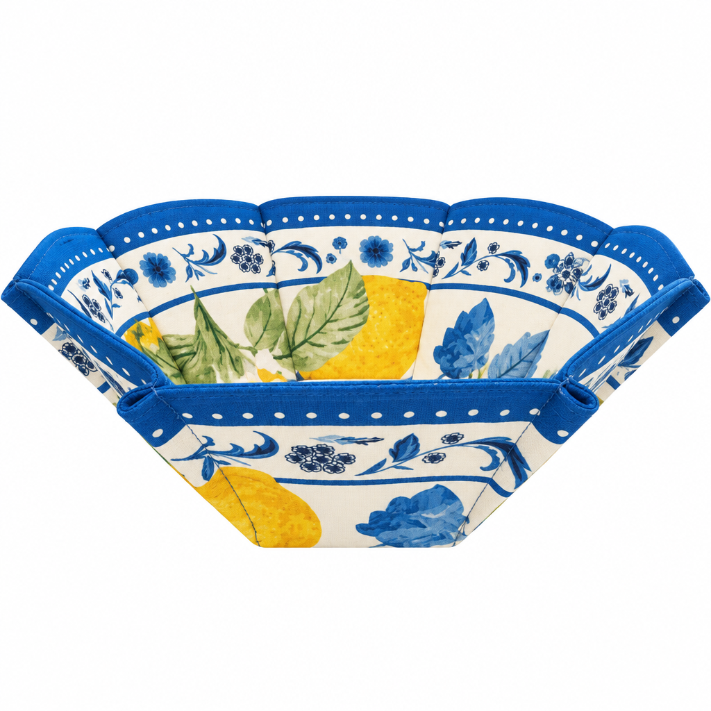 Panera de limones y flores azules sobre fondo blanco