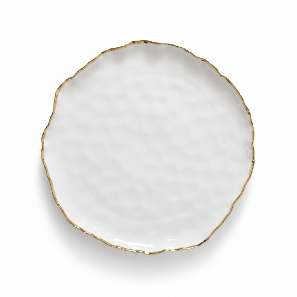 Plato con borde dorado sobre fondo blanco