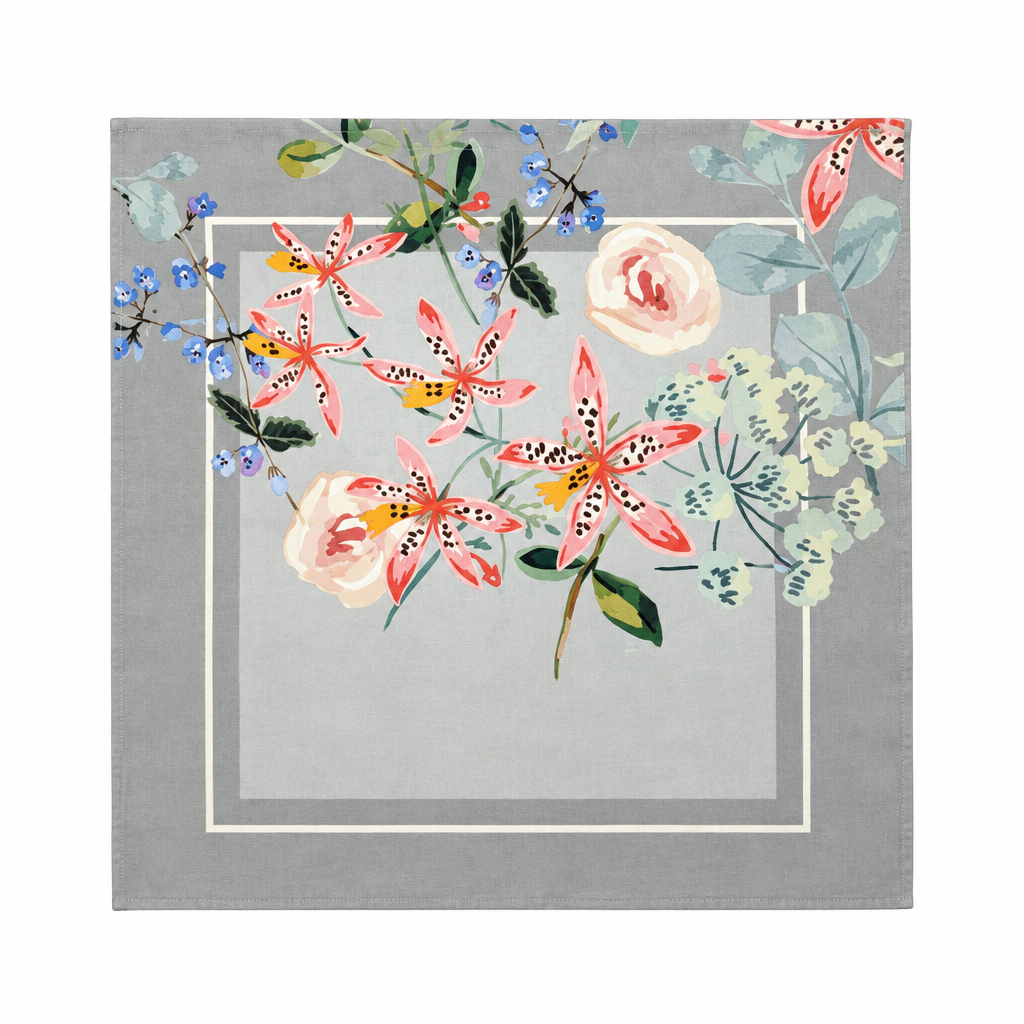 Servilleta Botanical Silver planchada sobre fondo blanco
