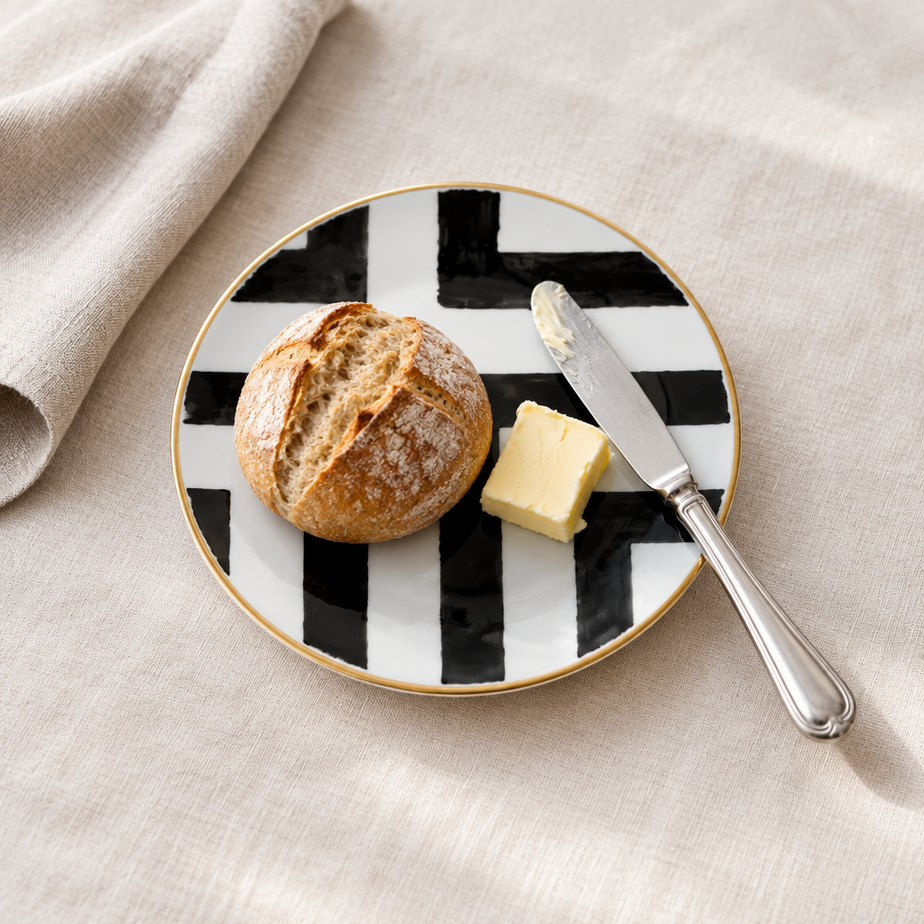 Sol y Sombra Bread & Butter Plate ambientado con pan y mantequilla